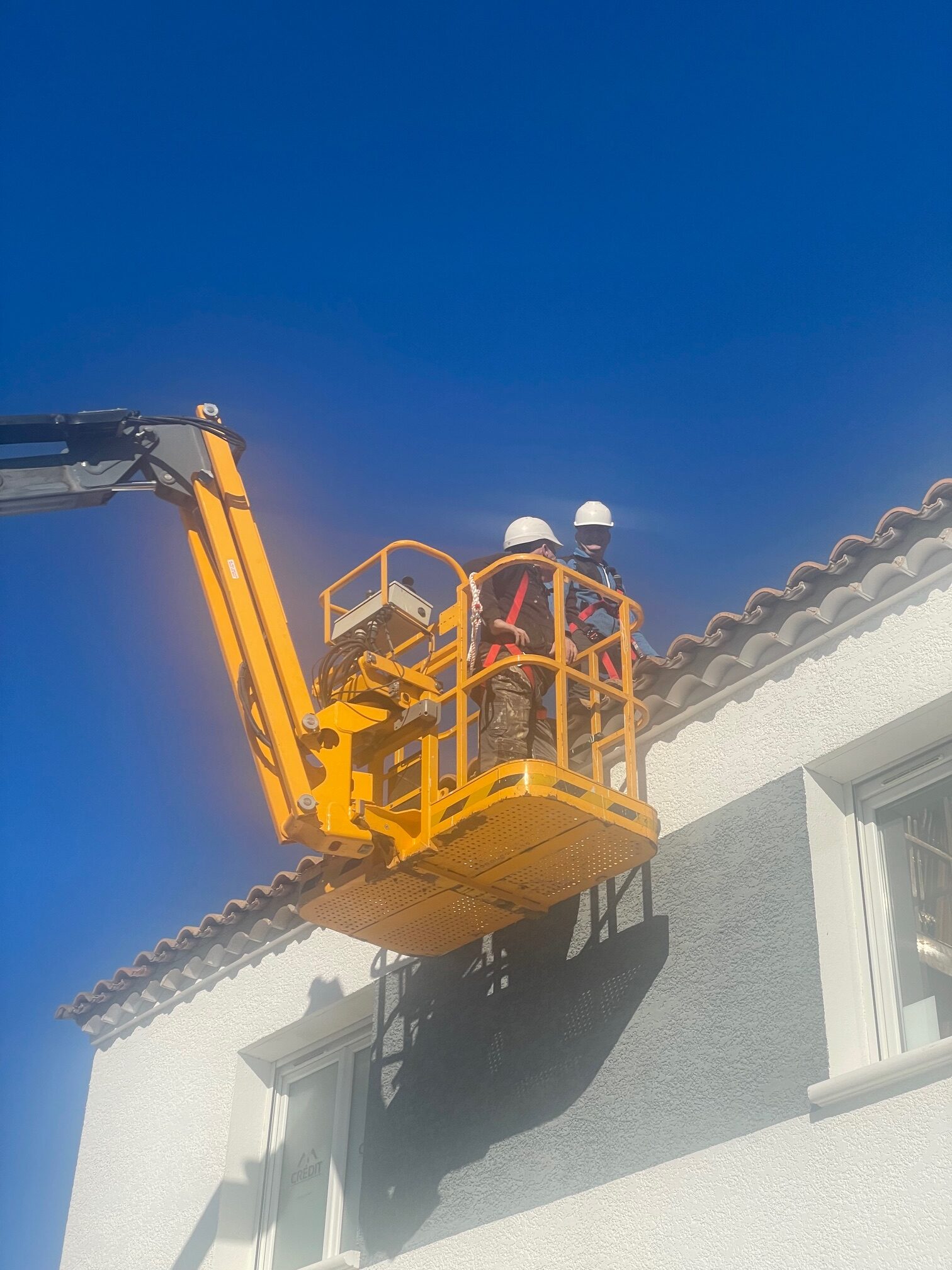 panneaux-photovoltaiques-toit-grue-agde